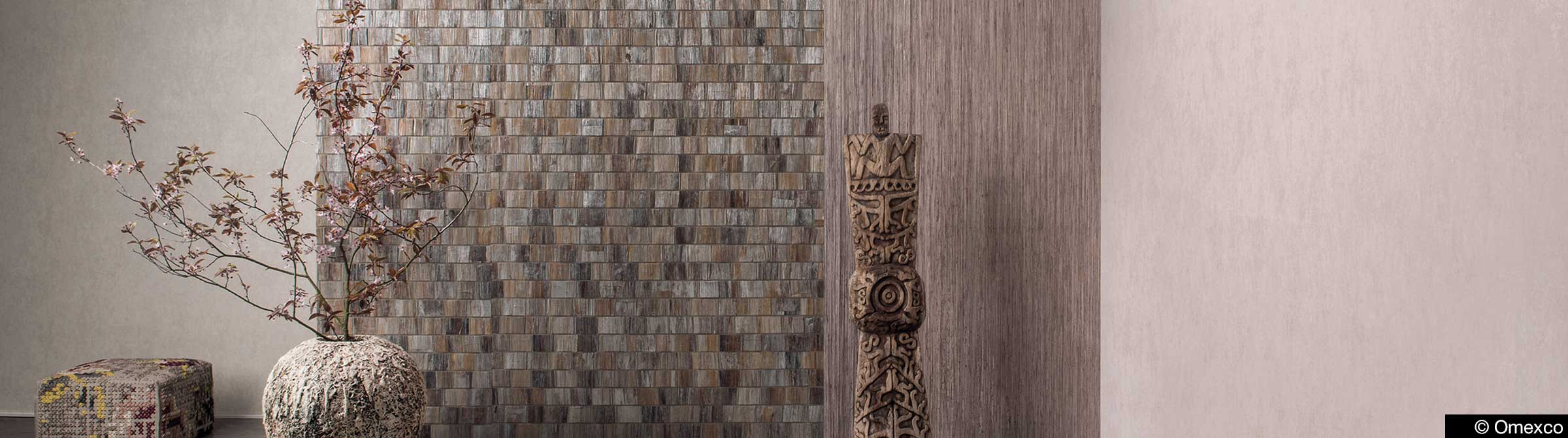 Wohnzimmerwand mit Tapete in verschiedenen Naturtönen, sehr elegant